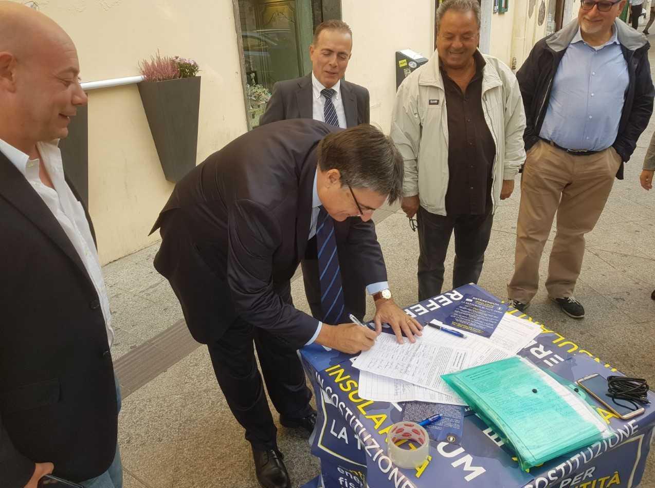 Insularità, Ganau firma per il referendum 