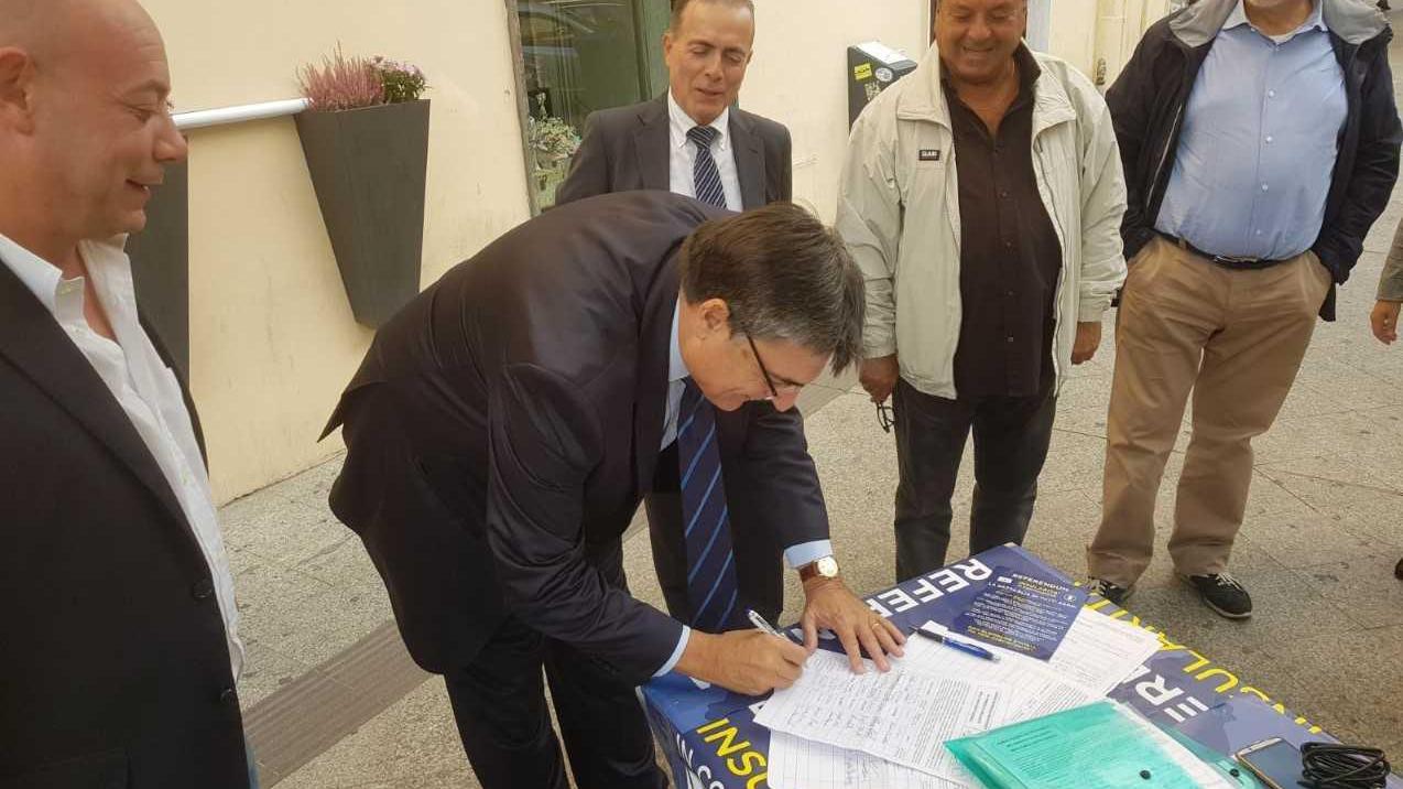 Insularità, Ganau firma per il referendum 