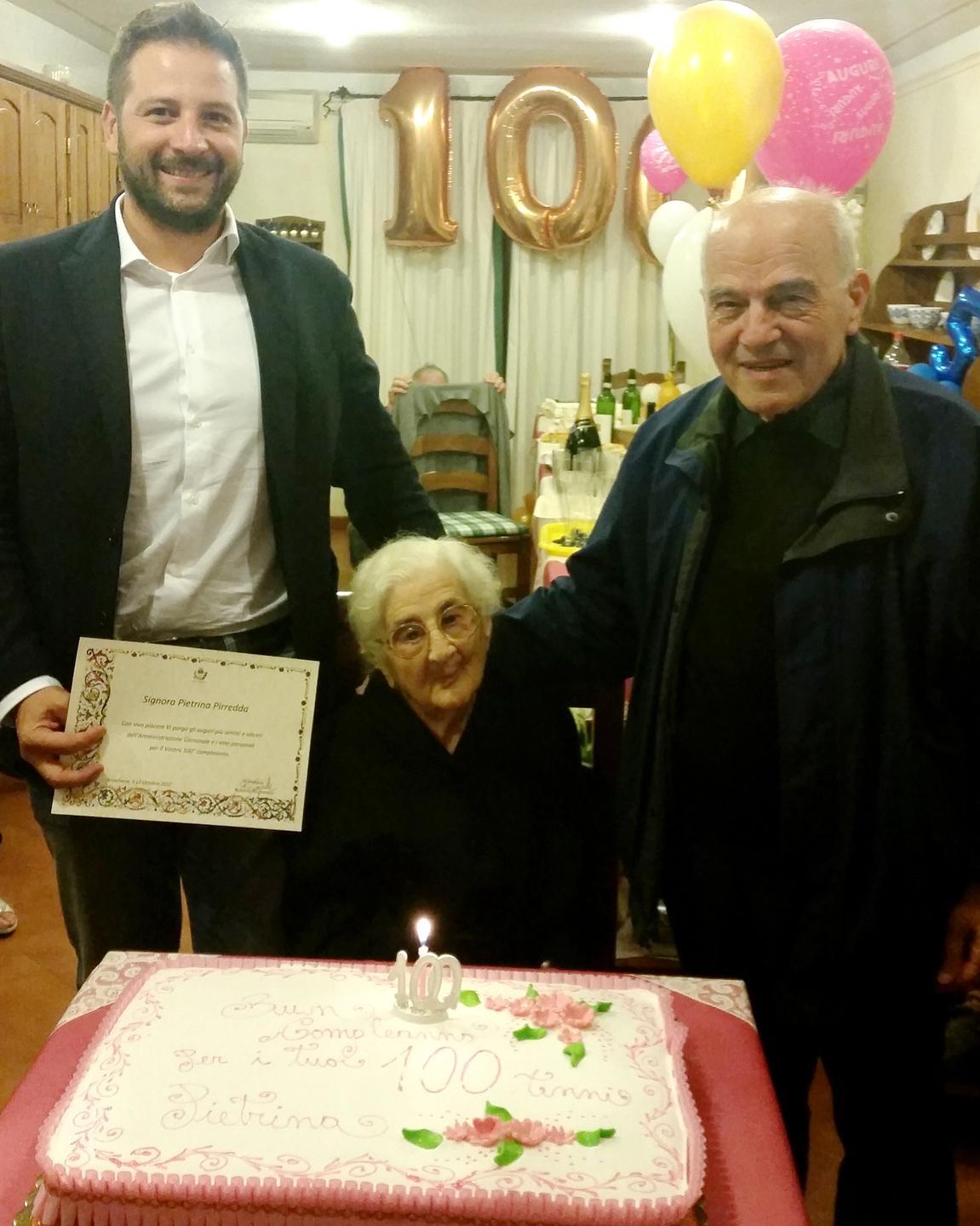 Un secolo di vita: festa per nonna Pietrina 