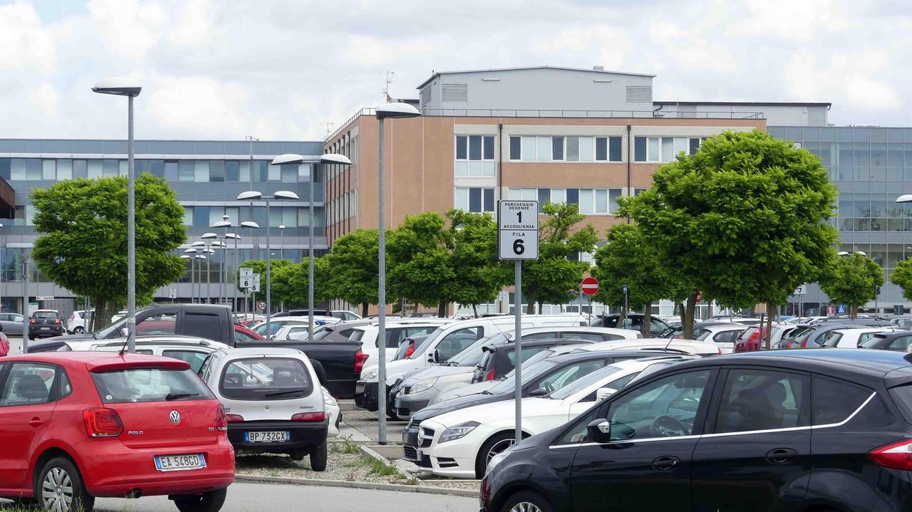 Il parcheggio davanti all'ospedale di Cona
