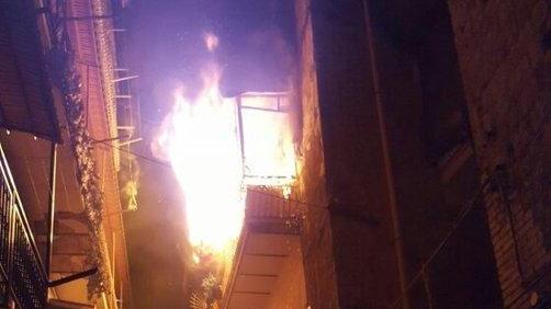 Incendio in un palazzo, donna di 50 anni muore lanciandosi nel vuoto 