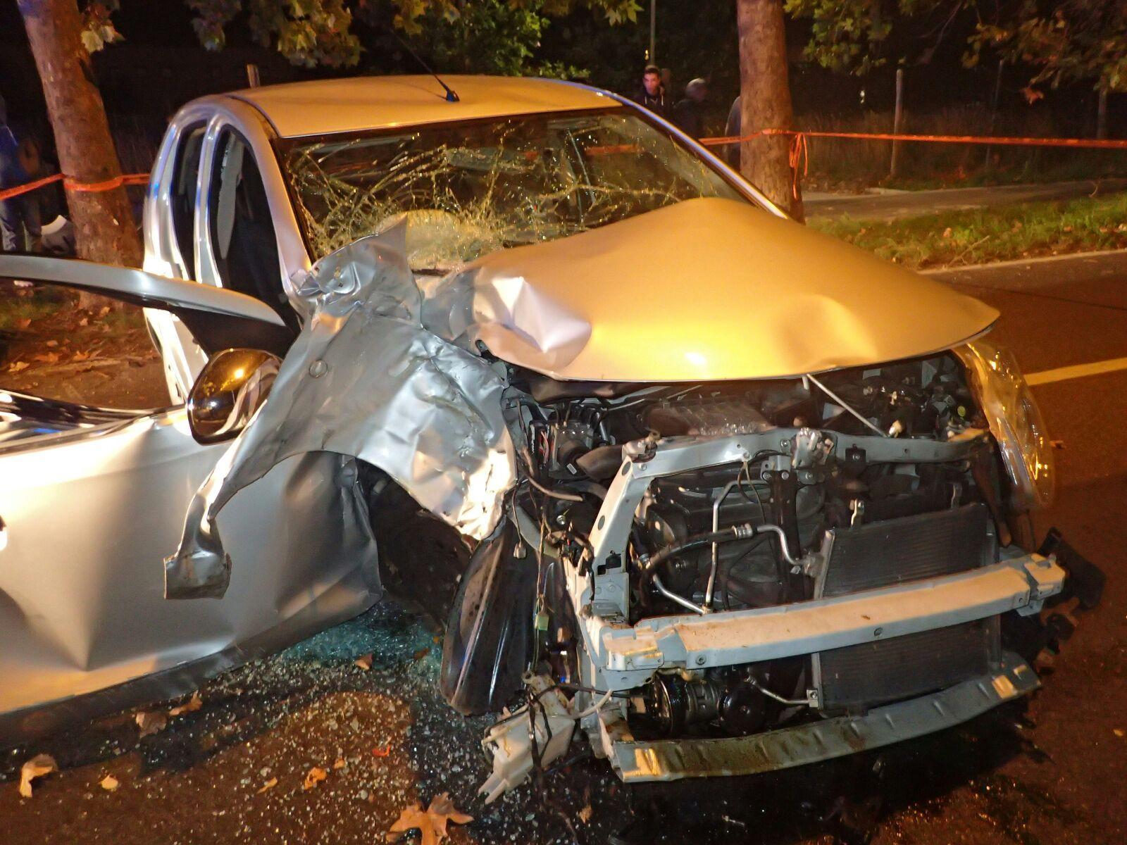 La Suzuky Alto distrutta nell'incidente in via di Casale (foto polizia muncipale) 