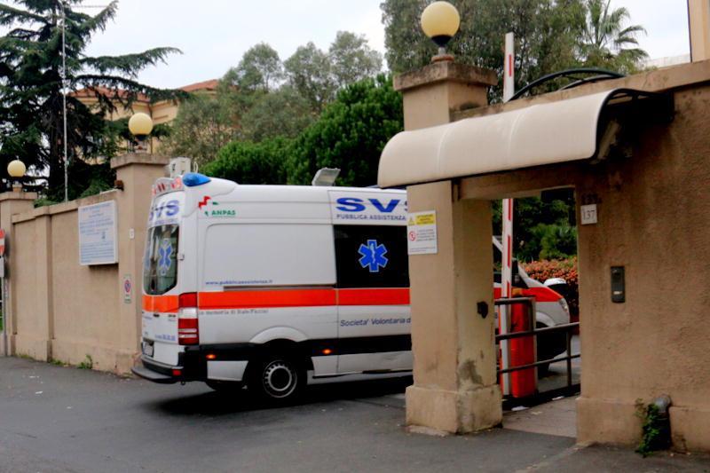 Cade dalla finestra, gravissima donna di 43 anni 