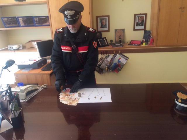 Il denaro e gli oggetti da scasso recuperati dai carabinieri