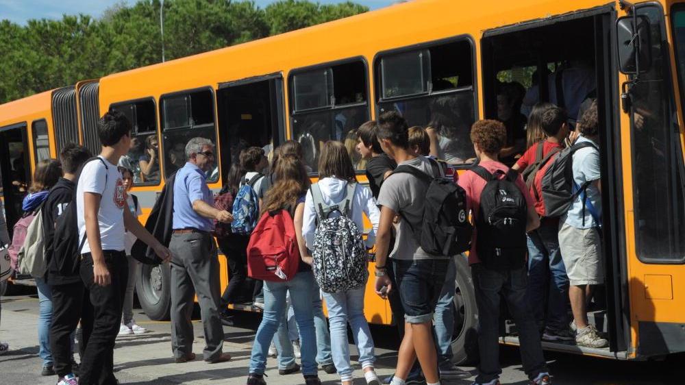 Studenti salgono sul bus