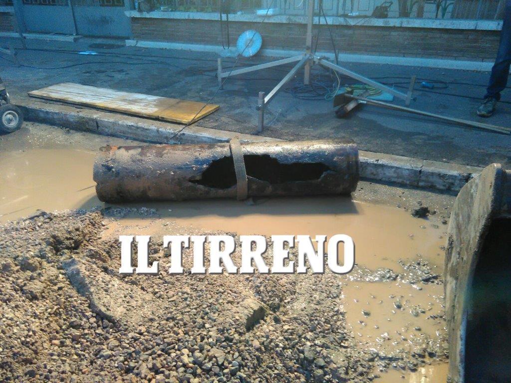Il tratto di tubazione rotta con, ben visibile, lo squarcio di circa mezzo metro