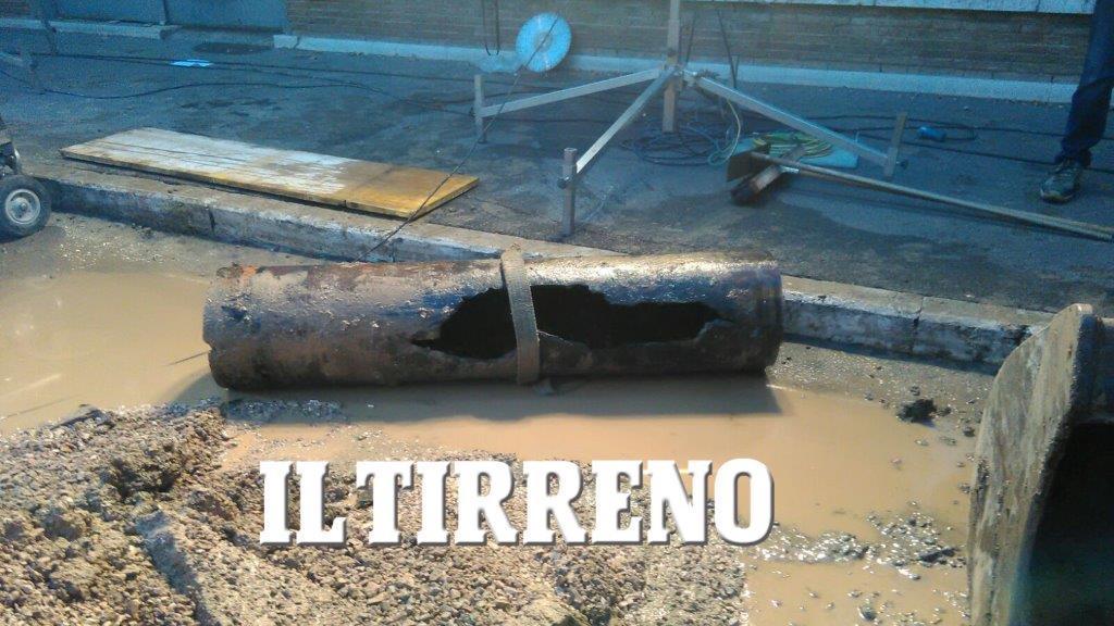 Il tratto di tubazione rotta con, ben visibile, lo squarcio di circa mezzo metro
