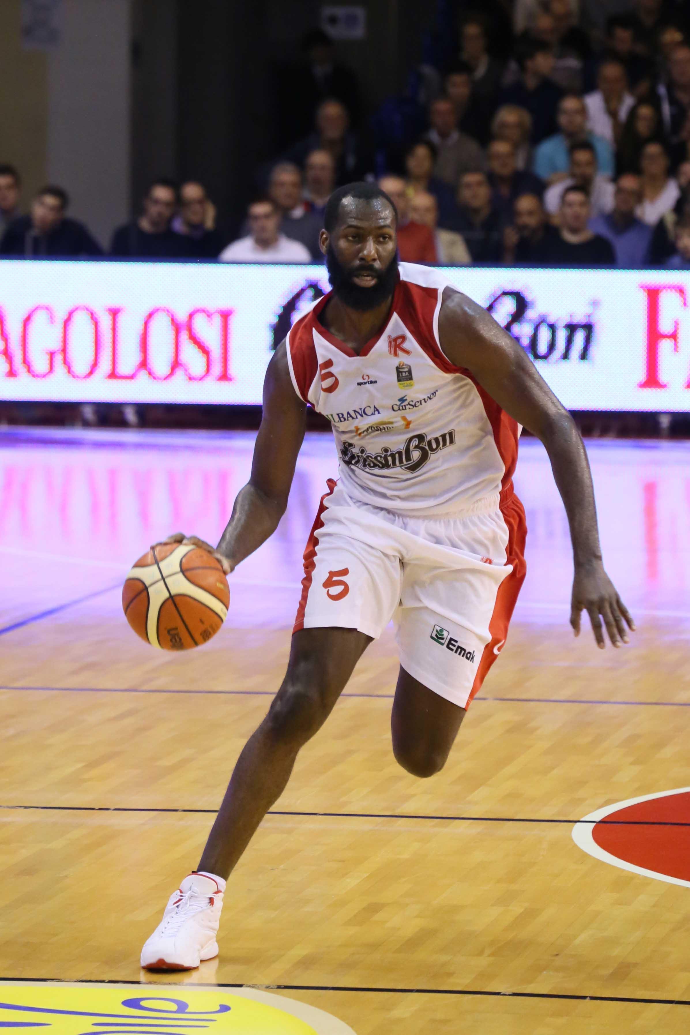 La Grissin Bon cade anche a Sassari