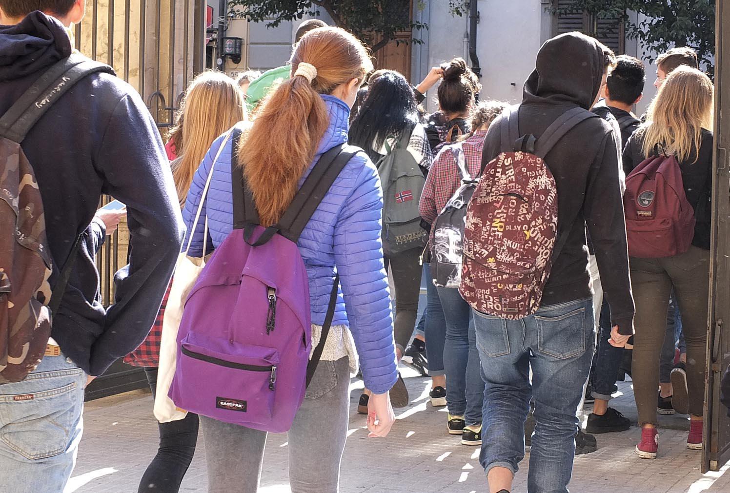 Studenti all'uscita da una scuola (foto d'archivio)