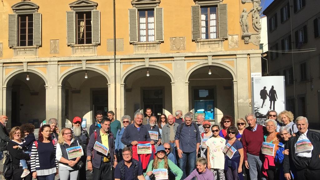 I partecipanti alla marcia per Gonfienti in piazza del Comune