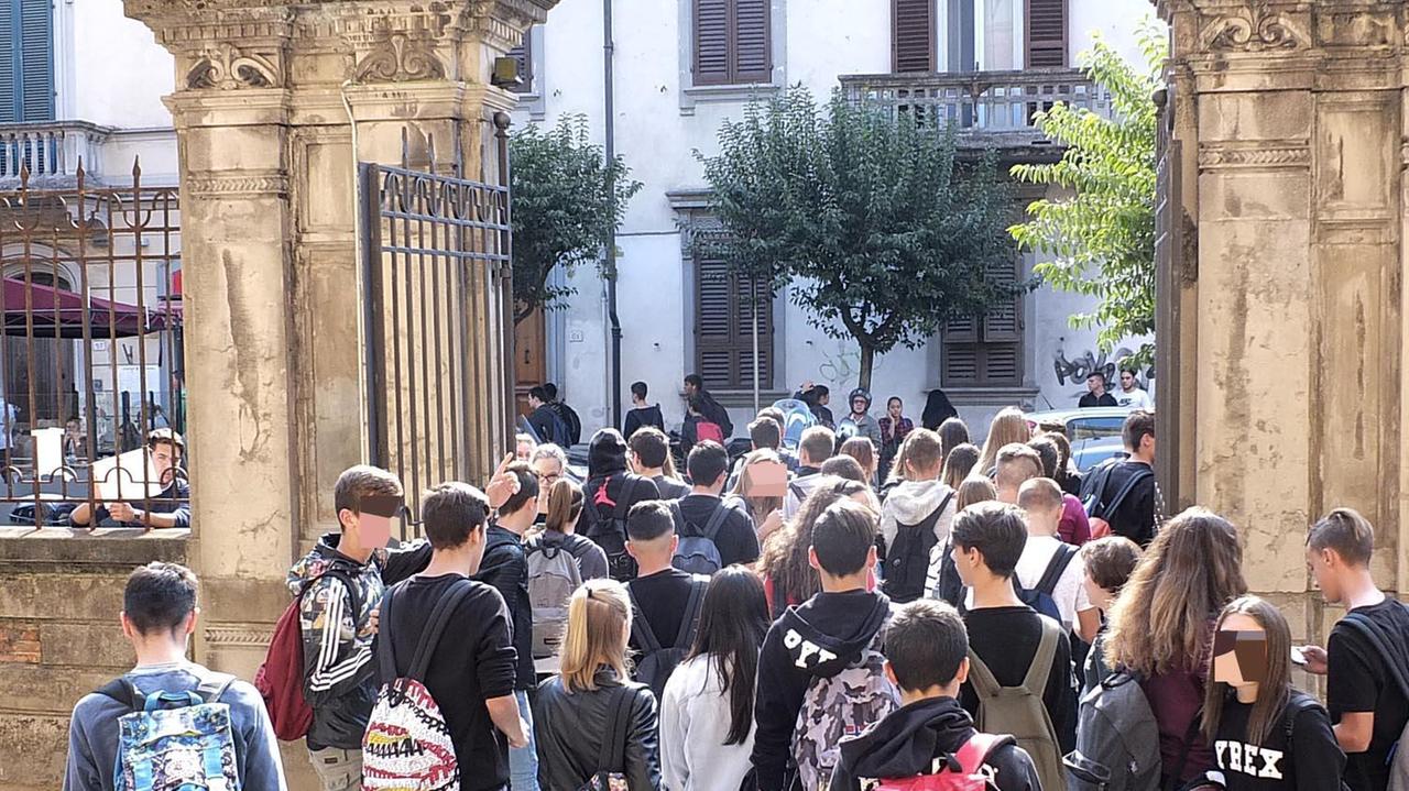 I ragazzini dell'Itc Pacinotti di Pisa mentre escono da scuola (foto Renzullo/Muzzi)