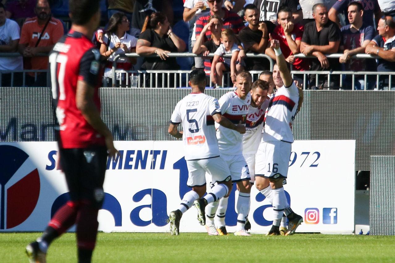 L'esultanza dei giocatori del Genoa dopo uno dei tre gol segnati al Cagliari alla Sardegna Arena