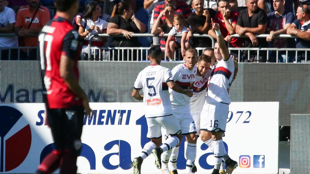 L'esultanza dei giocatori del Genoa dopo uno dei tre gol segnati al Cagliari alla Sardegna Arena