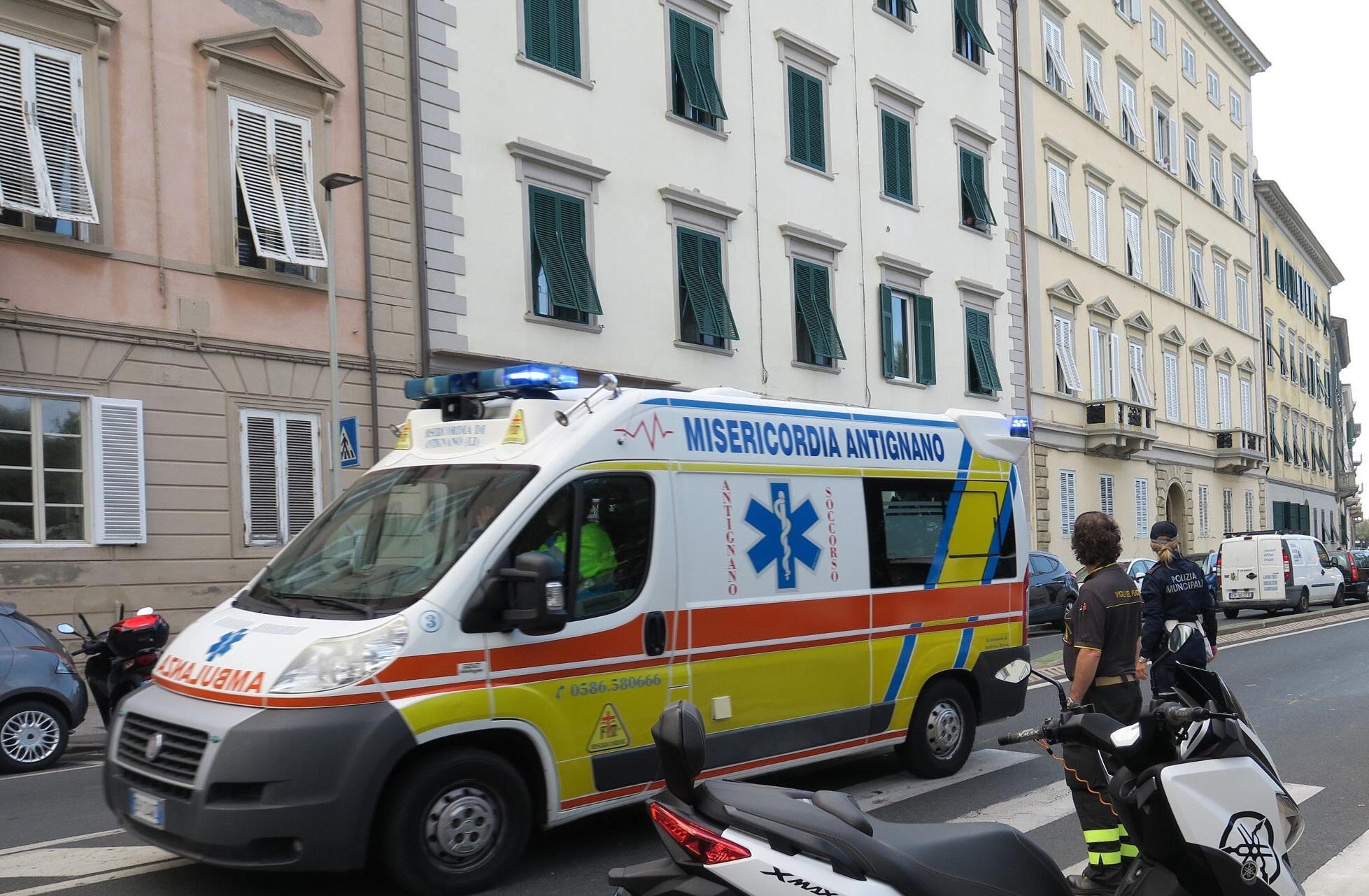 Un'ambulanza sul viale Italia (foto d'archivio)