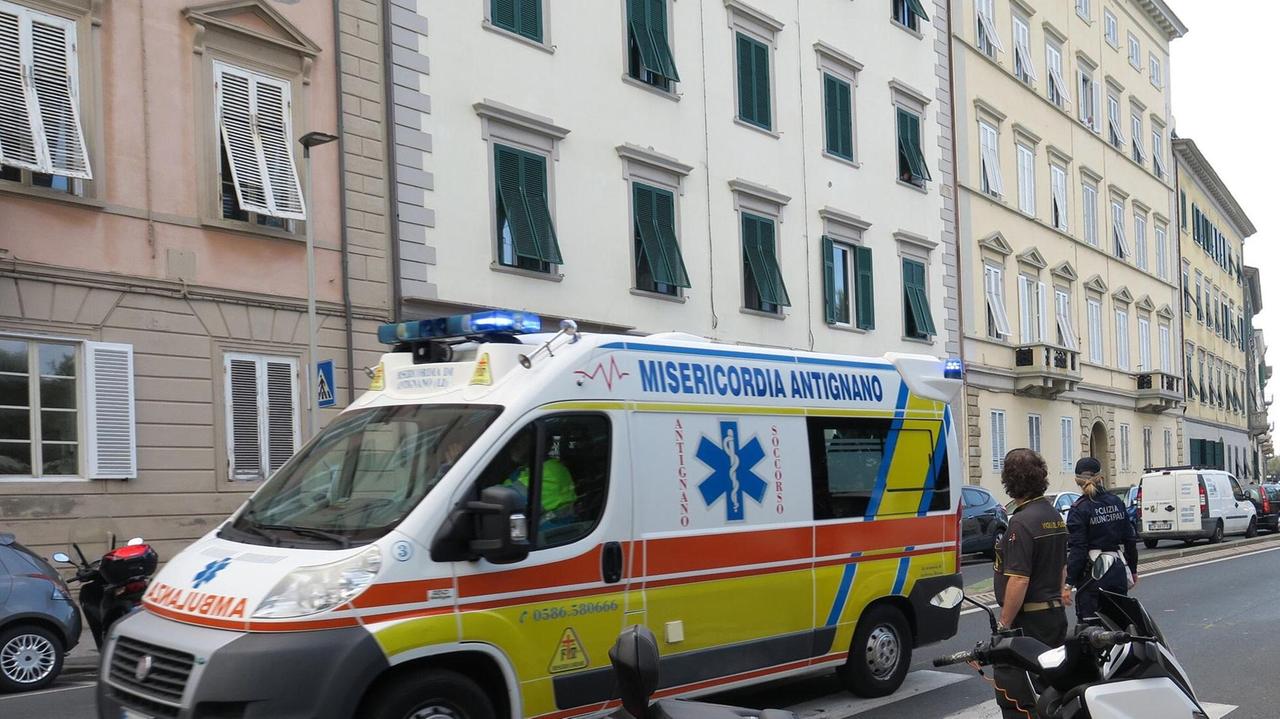 Un'ambulanza sul viale Italia (foto d'archivio)