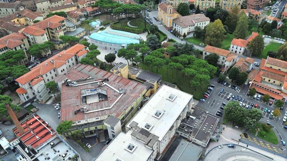 L’ex ospedale del Ceppo: al centro della foto la piastra chirurgica, destinata ad essere demolita (foto Gori)