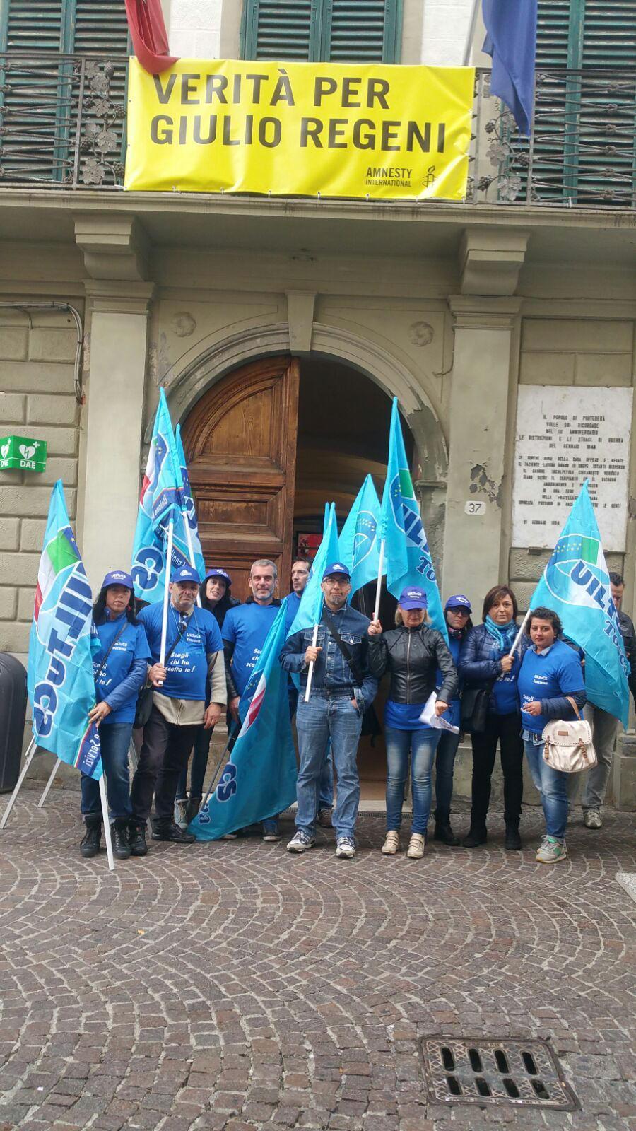 Presidio dei lavoratori davanti al Comune di Pontedera