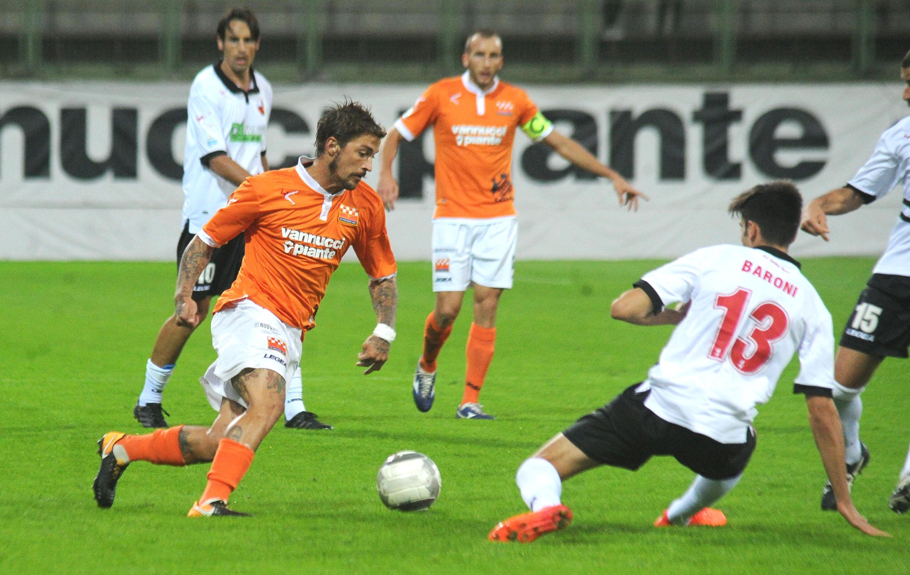 Un'azione di gioco in Pistoiese-Lucchese finita 2-2 (Foto Gori)