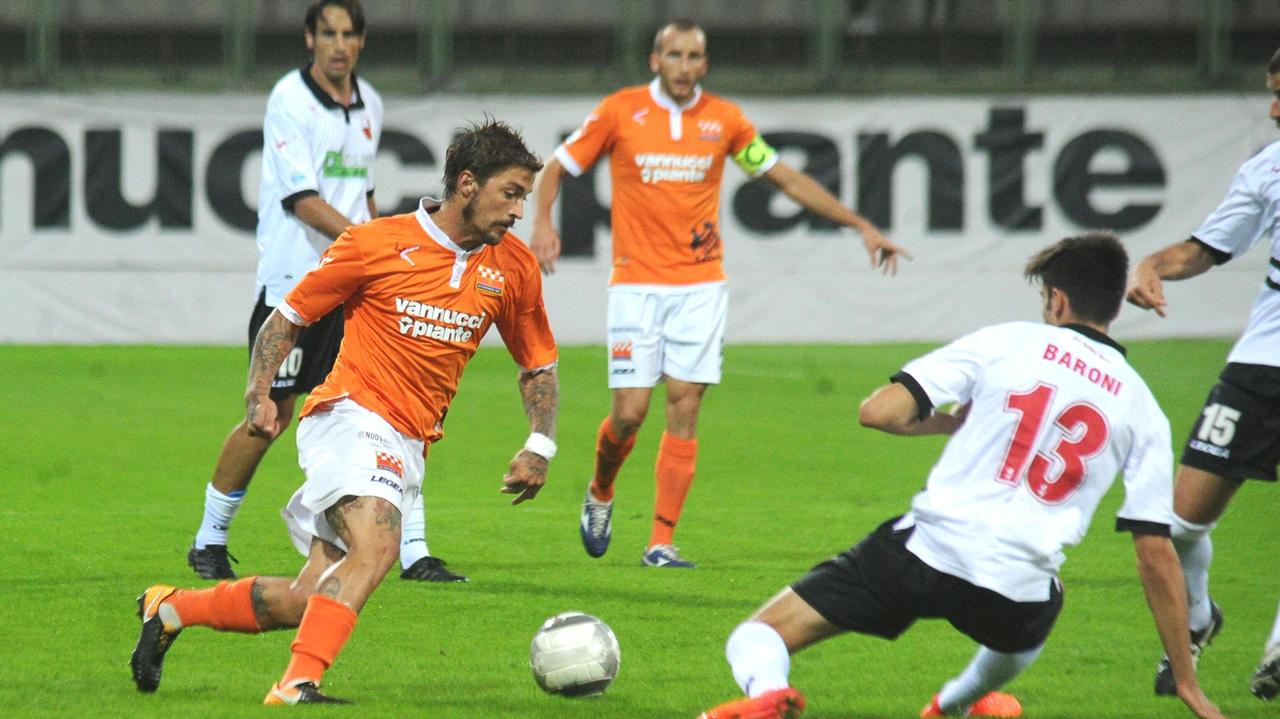 Un'azione di gioco in Pistoiese-Lucchese finita 2-2 (Foto Gori)