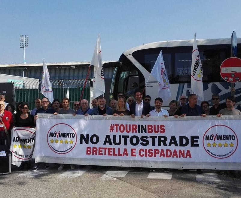 I 5 Stelle a Sassuolo in tour con il bus «Autostrade già inutili» 