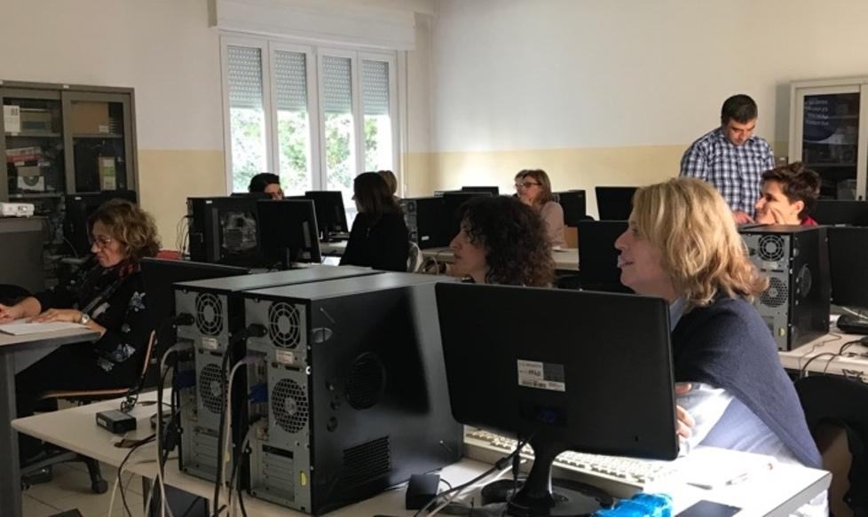 Gli insegnanti a scuola di informatica 