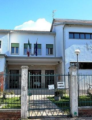 Via ai lavori sul tetto delle scuole elementari 