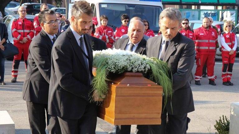 Folla per Sergio Aguzzoli «Addio uomo generoso»