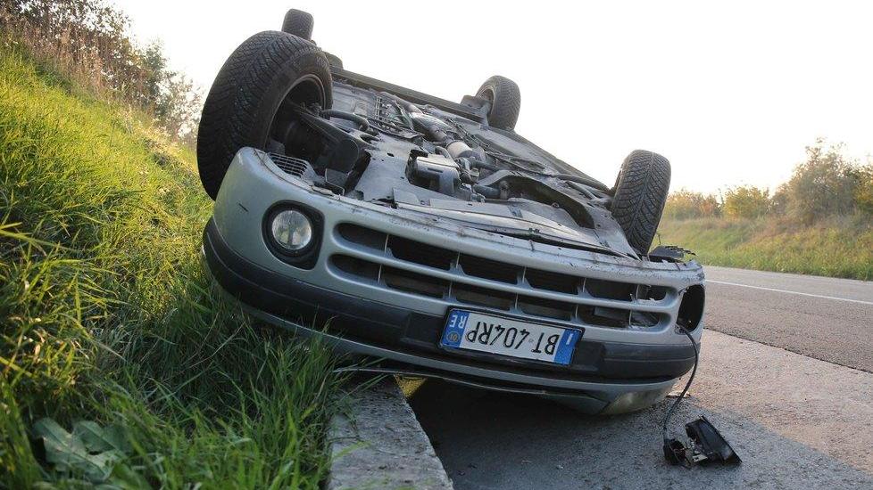 Neopatentata si ribalta con l’auto sulla tangenziale