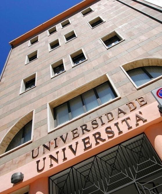 In sardu si narat UNIVERSIDADE, non si narat UNIVERSITÀ