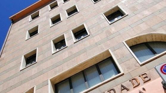 In sardu si narat UNIVERSIDADE, non si narat UNIVERSITÀ