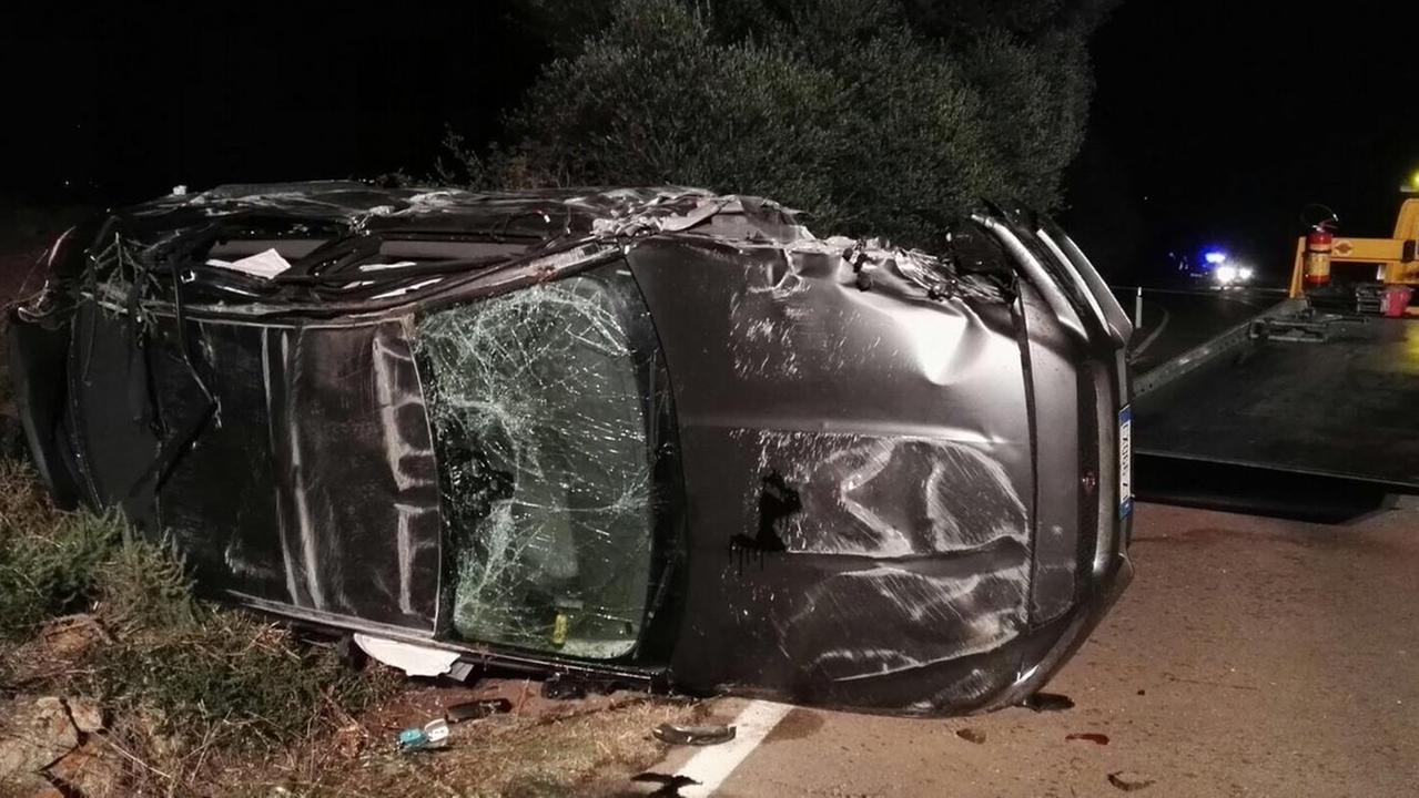 Jaguar sbanda e si ribalta, due feriti