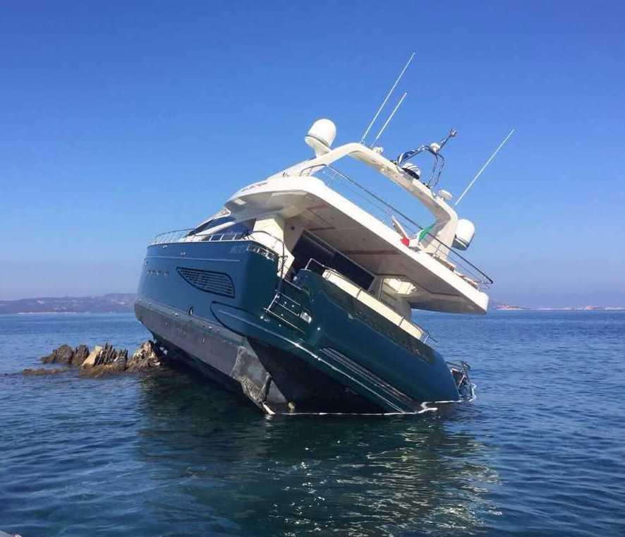 Cede l'ancora: yacht sugli scogli a Cala Sabina