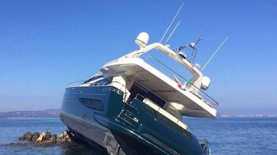 Cede l'ancora: yacht sugli scogli a Cala Sabina