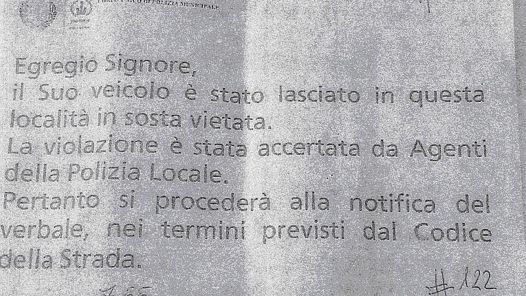 Le false multe distribuite nel parcheggio dell'ospedale Sant'Anna a Cona