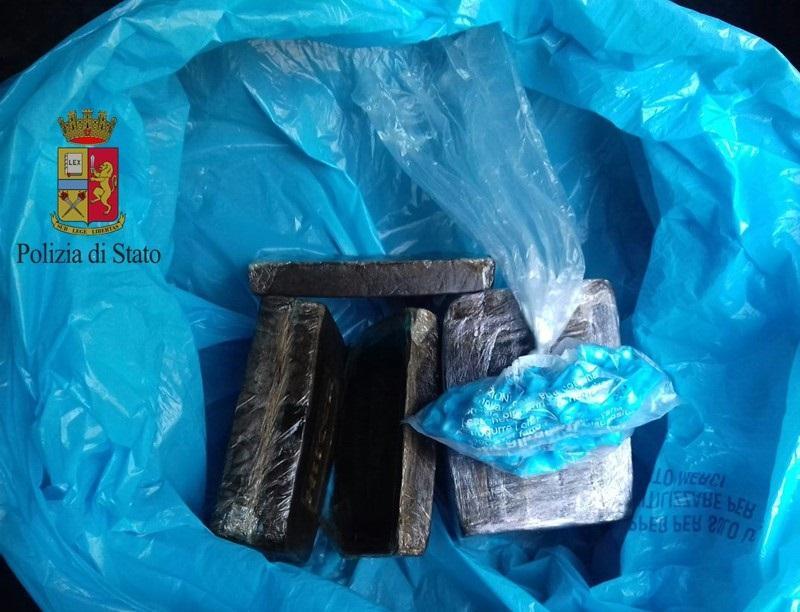 Quasi un chilo di hascisc sotto il sellino dello scooter: 18enne e un minore nei guai 