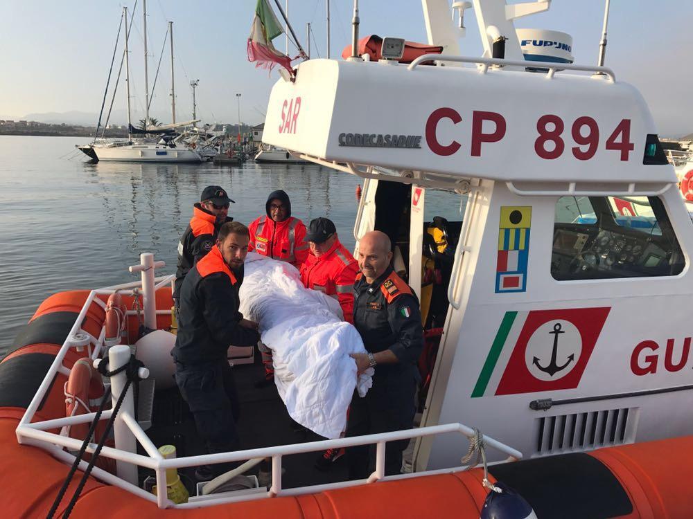 L'arrivo della motovedetta con l'uomo soccorso sulla Moby Otta al largo di Olbia