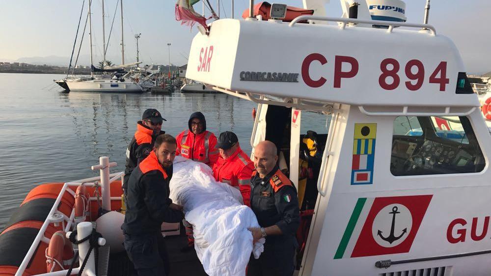 L'arrivo della motovedetta con l'uomo soccorso sulla Moby Otta al largo di Olbia