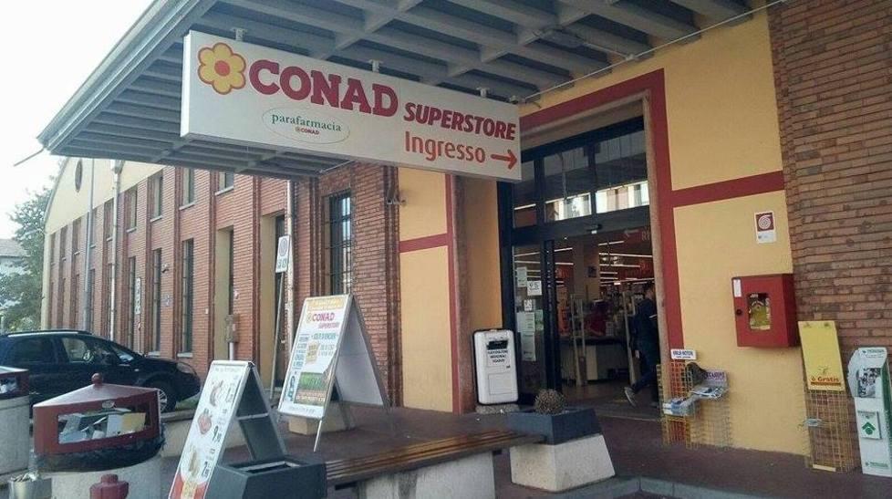 Carpi, molestatore seriale palpeggia commesse del Conad: solo denunciato 