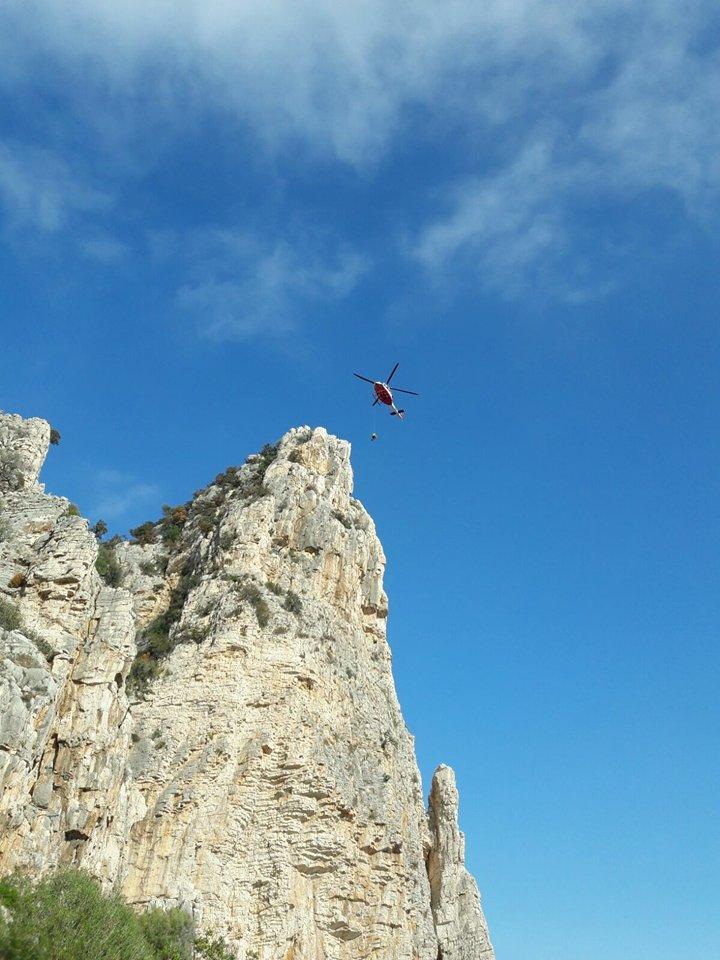 Climber precipita dalla Pedra Longa di Baunei, soccorsa dai vigili del fuoco: è grave