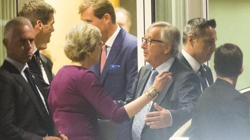 Brexit: Juncker-May, serve accelerazione