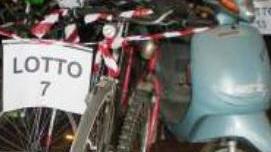 Bici, motorini e tanti cellulari C’è un’asta per la solidarietà