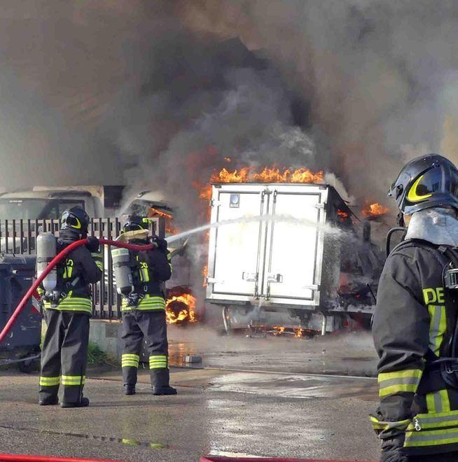 Vigili del fuoco con sei squadre 