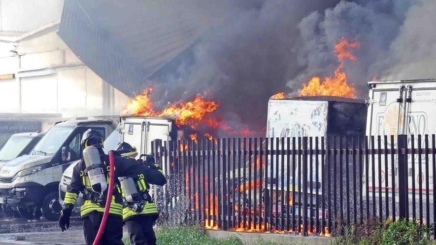 Una nube nera sulla città Distrutto lo stabilimento