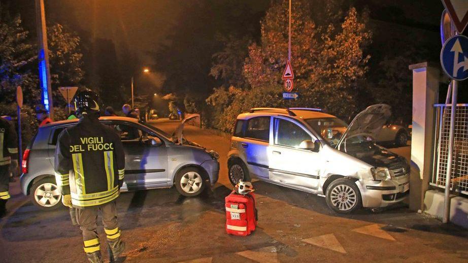 Scontro fra due auto: un ferito