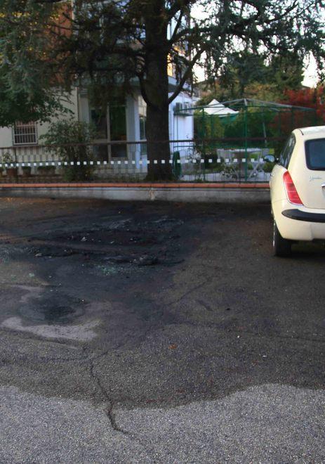Un altro incendio doloso: data alle fiamme una Golf 