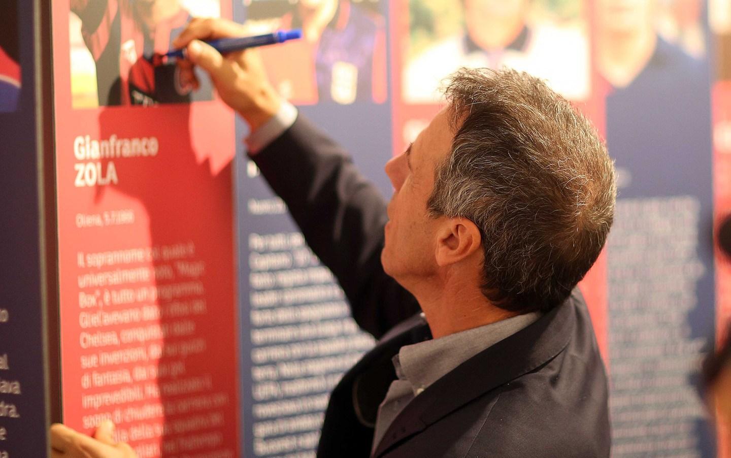 Zola mette l’autografo sulla sua foto al museo della Sardegna Arena
