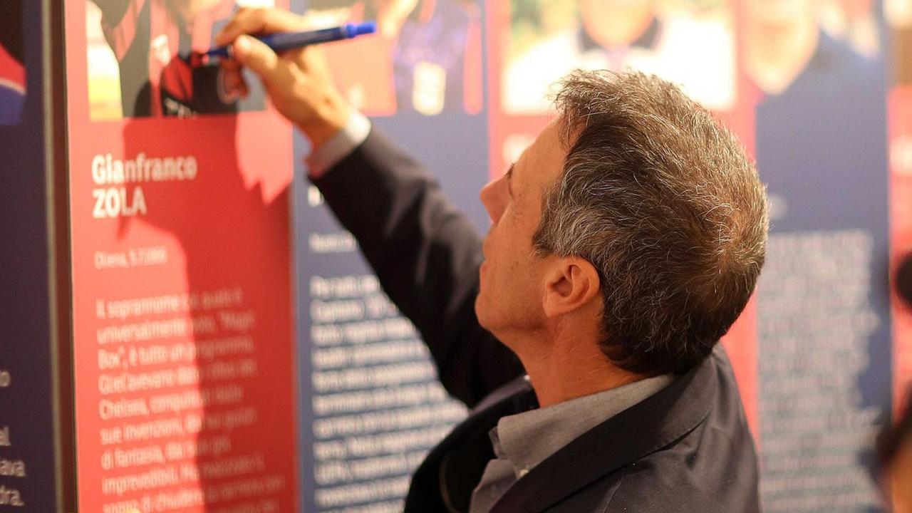 Zola mette l’autografo sulla sua foto al museo della Sardegna Arena