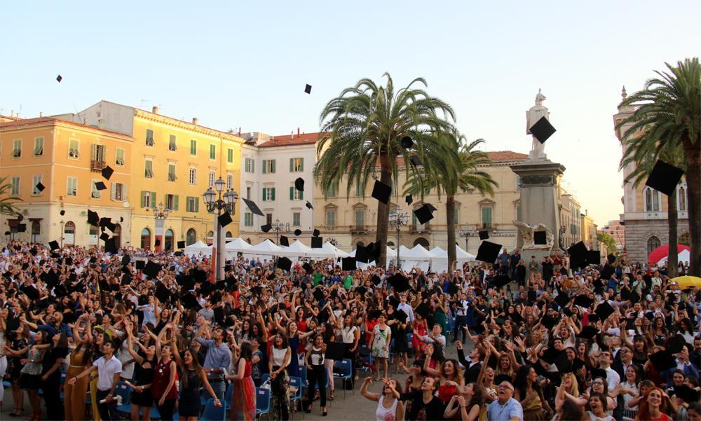 Le lauree in piazza d'Italia a Sassari