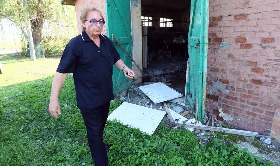 Vandali in azione in un capannone 