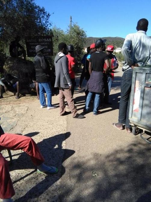 La protesta dei migranti nel centro di accoglienza, ferito un operatore
